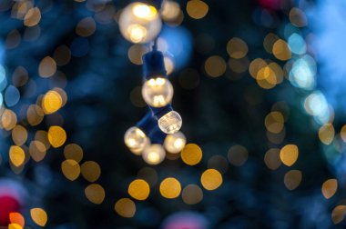 Sarı çelenklerle kaplı Noel ağacı ışıkları ve bokeh kopyalama alanı