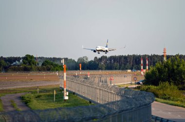 Riga, Letonya, 27 Mayıs 2023: Ryanair Boeing 737-8AS (EI-EKO) Riga / RIX havaalanına varış