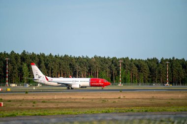 Riga, Letonya, 27 Mayıs 2023: Norveç Hava Mekiği Boeing 737 Riga / RIX havaalanına varış