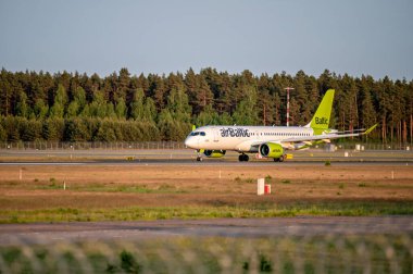 Riga, Letonya, 27 Mayıs 2023: AirBaltic Airbus A220-300 YL-AAS RIX Uluslararası Havaalanı 'ndan havalandı