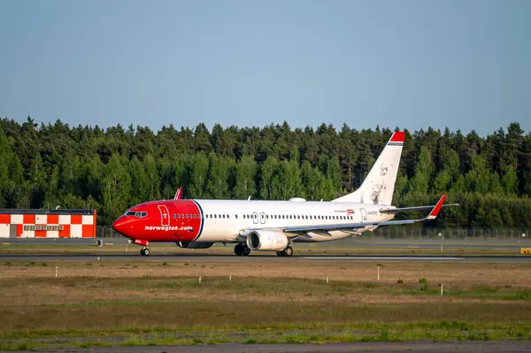 Riga, Letonya, 27 Mayıs 2023: Norveç Hava Mekiği Boeing 737 Riga / RIX havaalanına varış