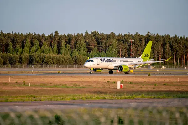 Riga, Letonya, 27 Mayıs 2023: AirBaltic Airbus A220-300 YL-AAS RIX Uluslararası Havaalanı 'ndan havalandı