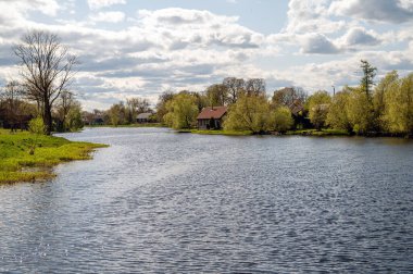 Nehir ve köy manzarası. Bahar manzarası. Zagare, Litvanya