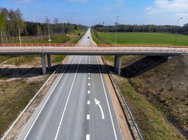 Otoyol üzerindeki bir köprünün havadan görüntüsü. Ulaşım kavramı.