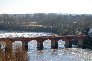 1874 'te Letonya' da Venta nehri boyunca eski tuğla köprü inşa edildi.