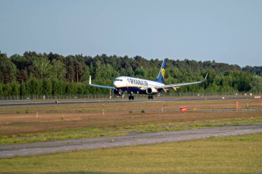 Riga, Letonya, 27 Mayıs 2023: Ryanair Boeing 737-8AS (EI-EKO) Riga / RIX havaalanına varış