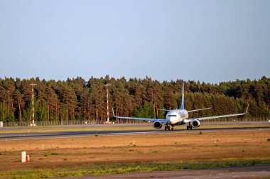 Riga, Letonya, 27 Mayıs 2023: Ryanair Boeing 737-8AS (SP-RKF) Riga / RIX havaalanına indi