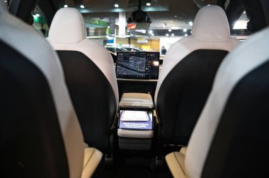 Riga, Letonya, 19 Nisan 2024: Teslacar X modelinin lüks iç mekanı ve dijital bilgi paneli