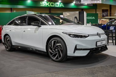 Riga, Letonya, 19 Nisan 2024: Bir otomobil fuarında yeni bir Volkswagen ID.7 galası, 2024 model.