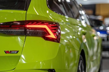 Riga, Letonya, 19 Nisan 2024: LED arka ışıklar ve araba tasarımı nev Skoda Octavia RS, model 2024