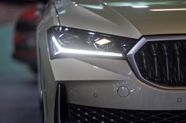 Riga, Letonya, 19 Nisan 2024: LED far ve araba tasarımı Nev Skoda Superb, model 2024