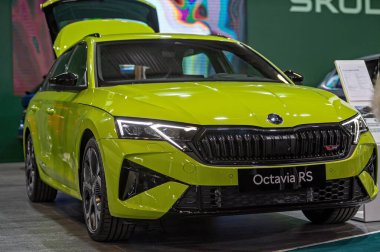 Riga, Letonya, 19 Nisan 2024: Bir motor fuarında yeni bir Skoda Octavia RS prömiyeri, model 2024
