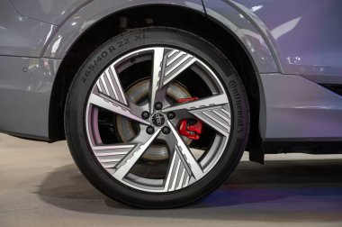 Riga, Letonya, 19 Nisan 2024: Audi Q8 e-tron tekerleği, dekoratif yeni tasarım alaşım tekerlekleri