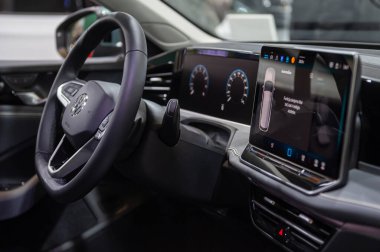 Riga, Letonya, 19 Nisan 2024: VW Passat iç mekan, direksiyon, merkez konsol, kokpit, ön panel, ekran