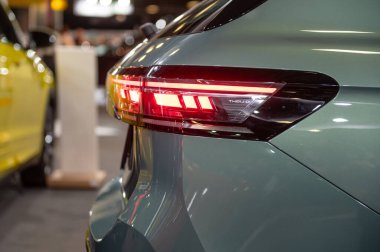 Riga, Letonya, 19 Nisan 2024: LED arka ışıklar ve araba tasarımı Nev VW Passat, model 2024