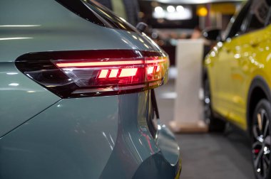 Modern bir arabanın arka lambasının yakın çekimi. Seçici odak.