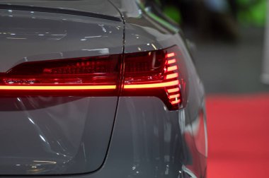Arabanın stop lambası. LED kırmızı stop lambası. Modern bir arabanın arka lambası.. 