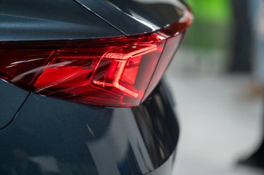 Modern bir arabanın arka lambasına yakın çekim. Seçici odak.