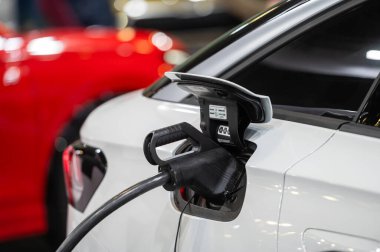Elektrikli araba şarj cihazına bağlı, çevre dostu teknoloji, yakın plan.