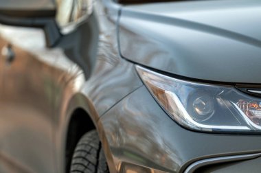 Modern bir arabanın farlarına yakın çekim. Seçici odak.