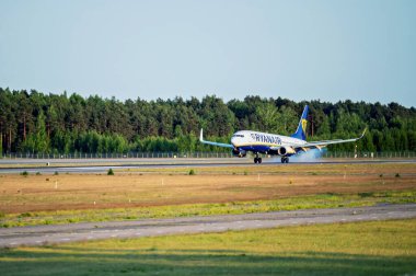 Riga, Letonya, 27 Mayıs 2023: Ryanair Boeing 737-8AS (SP-RKF) Riga / RIX havaalanına indi