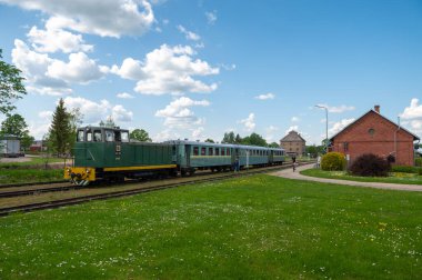 Aluksne, Letonya - 24 Mayıs. 2023: Önünde dar ölçü treni olan Aluksne tren istasyonu.