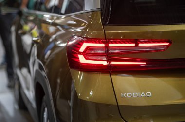 Riga, Letonya, 19 Nisan 2024: LED arka ışıklar ve araba tasarımı Nev Skoda Kodiaq, model 2024