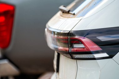 Geceleri yanan arabanın arka farlarının detaylı görüntüsü var. Suyun sığ derinliği