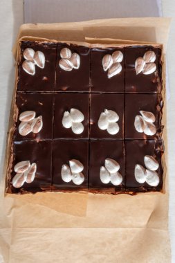 Bir tepsi ev yapımı çikolatalı badem gofret, dilimlenmiş ve servis için hazır.. 