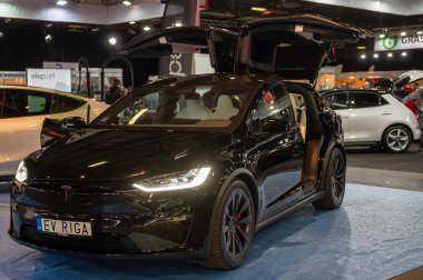 Riga, Letonya, 19 Nisan 2024: elektrikli SUV Tesla Model X galası bir otomobil fuarında, 2024