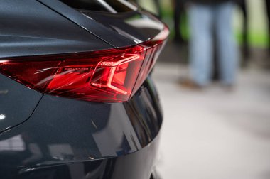 Riga, Letonya, 19 Nisan 2024: Nev Cupra Formentor SUV 'nin arka LED ışıkları, model 2024, şık dış tasarım.