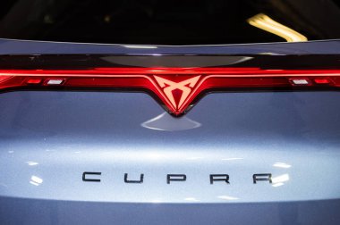 Riga, Letonya, 19 Nisan 2024: Nev Cupra Tavascan elektrikli SUV 'nin arka LED ışıkları, model 2024, şık dış tasarım.