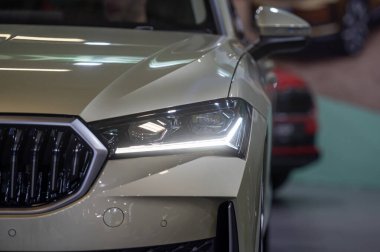 Riga, Letonya, 19 Nisan 2024: LED far ve araba tasarımı Nev Skoda Superb, model 2024