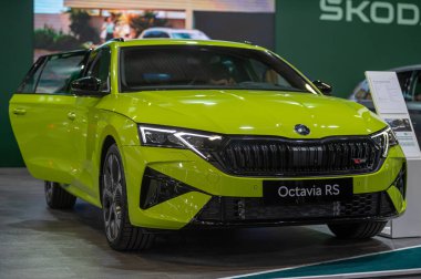 Riga, Letonya, 19 Nisan 2024: Bir motor fuarında yeni bir Skoda Octavia RS prömiyeri, model 2024
