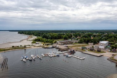 Rıhtımlı yelkenli tekneleri ve kıyıya yakın bir kasabası olan küçük bir marina..