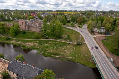 Nehiri, köprüsü, şatosu ve küçük parkı olan küçük bir kasaba..