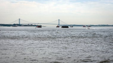 New York, ABD - 7 Haziran 2019: Çok sayıda tekne bulutlu bir gökyüzünün altında yüzüyor.