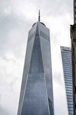 New York, ABD - 21 Haziran 2019: Manhattan 'daki bir dünya ticaret merkezi. Dünya Ticaret Merkezi, yeniden inşa edilen Dünya Ticaret Merkezi kompleksinin ana binasıdır.