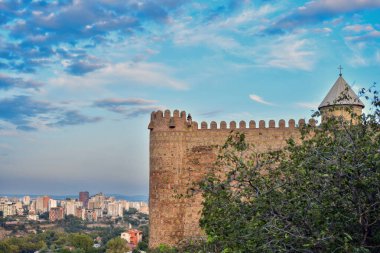 Tiflis, Gürcistan - 6 Ekim 2023: Turistlerle dolu gözlem masalı Narikala kale duvarı.