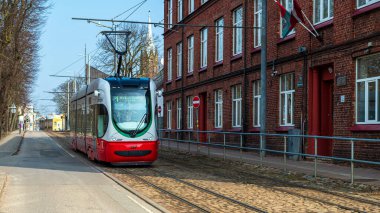 Liepaja, Letonya - 19 Mart 2023: Liepaja sokaklarında modern bir alt katlı tramvay