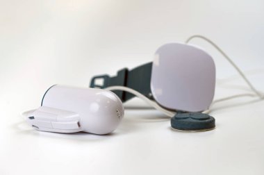 Uyku Apnea Teşhis Tıbbi Cihazı Kit beyaz arkaplanda izole