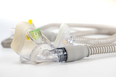 Tıbbi cihaz (CPAP) sürekli pozitif solunum yolu basıncı olarak bilinir - beyaz üzerinde maske ve hortum izole