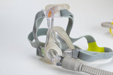 Tıbbi cihaz (CPAP) sürekli pozitif solunum yolu basıncı olarak bilinir - beyaz üzerinde maske ve hortum izole