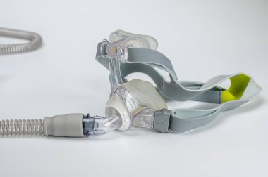 Uyku apnesi sürekli pozitif solunum yolu basıncı - maske (CPAP) ve beyaz arka planda izole hortum