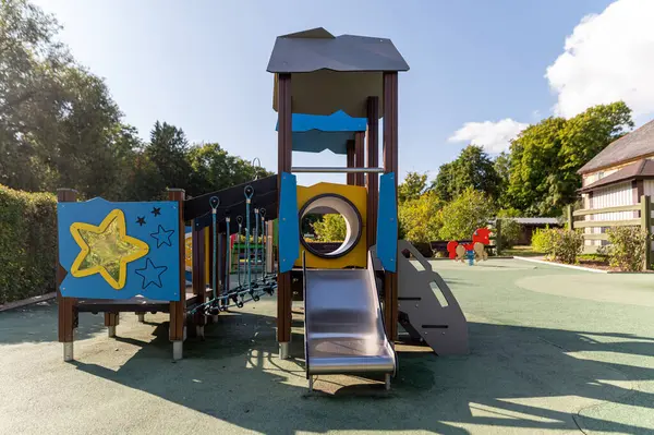 Çocuklar parktaki bu canlı oyun parkında tırmanmaktan ve kaymaktan zevk alabilirler..