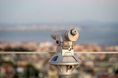 İzleme platformundaki bir teleskop şehrin ve limanın panoramik manzarasını sunar..