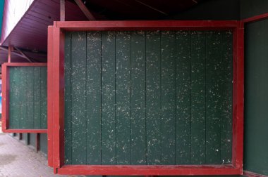 Renkli ahşap ahşap ahşap ahşap tahtalar sessiz bir pazar alanında hava durumunu gösteriyor, Mockup.