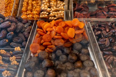 Kayısı ve incir de dahil olmak üzere çeşitli renklerde kurutulmuş meyveler satılığa çıkarıldı..