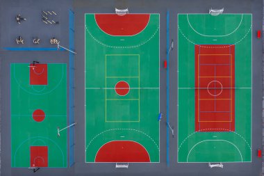 Basketbol ve tenis bölümleri ile kentsel alandaki canlı çoklu spor sahalarının havadan görünüşü