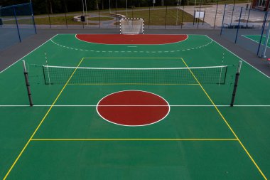Voleybol ve hentbol için tasarlanmış çok iyi korunan bir mahkeme..